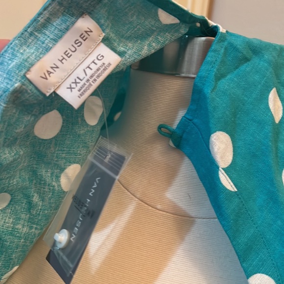 Plus Size Top - Picture 4 of 6